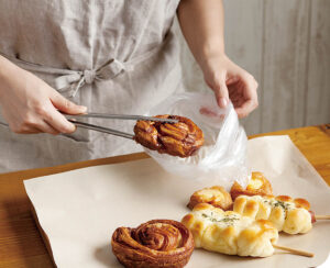 パンを包装している様子